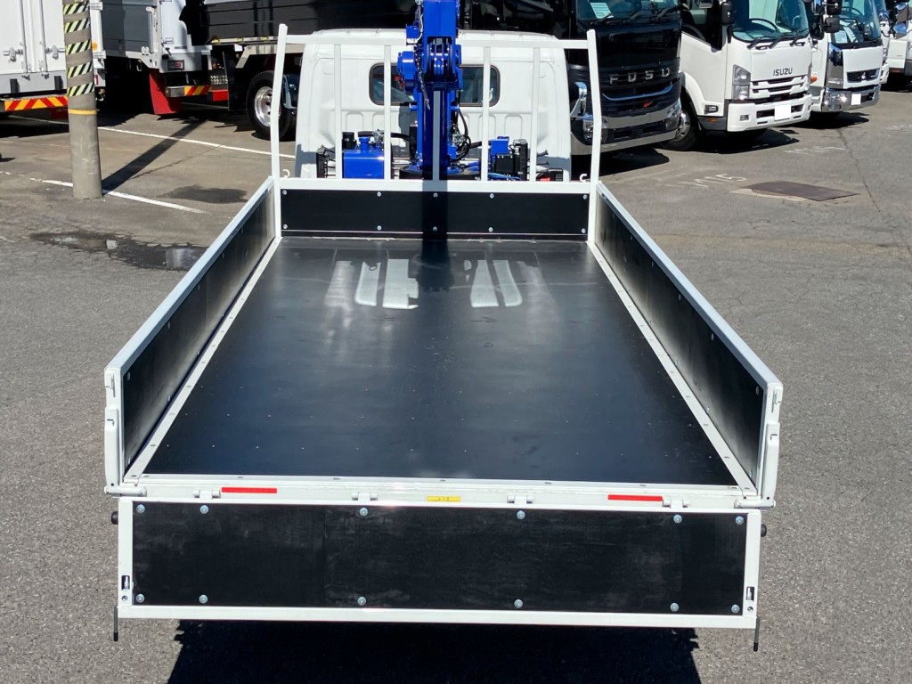 床は板張りです。|三菱 キャンター 2PG-FEB90(2WD)の写真9