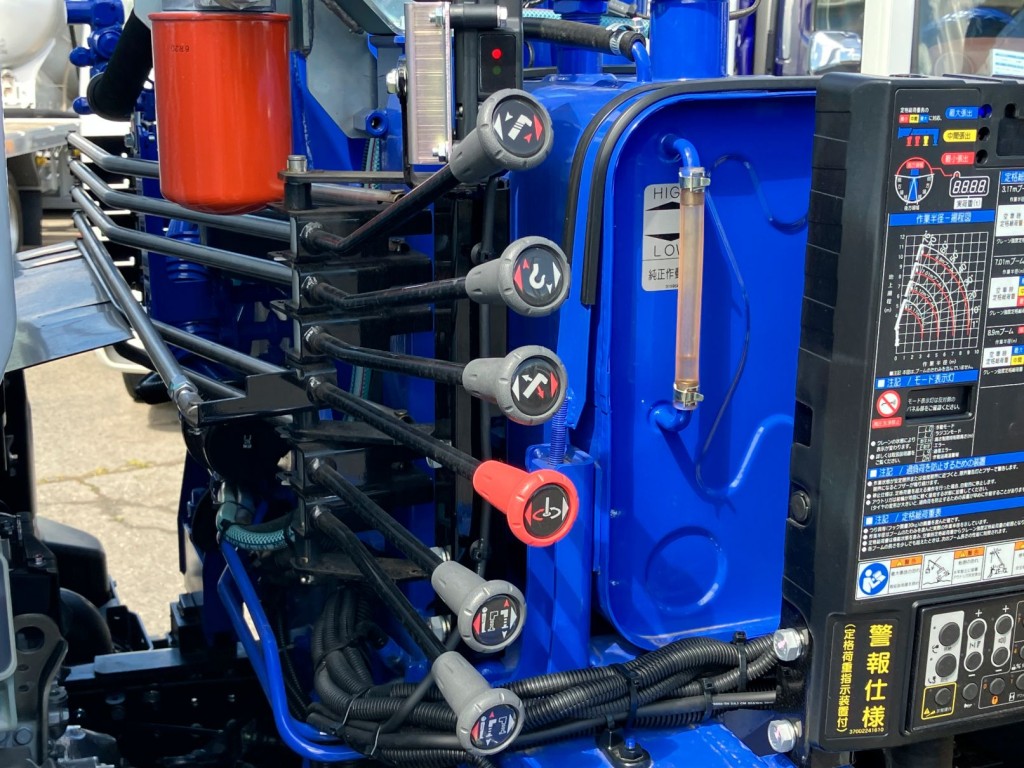 クレーンの操作レバーです。|三菱 キャンター 2PG-FEB90(2WD)の写真11