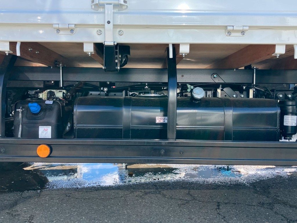 燃料タンクは100L・鉄製です。|三菱 キャンター 2PG-FEB90(2WD)の写真16