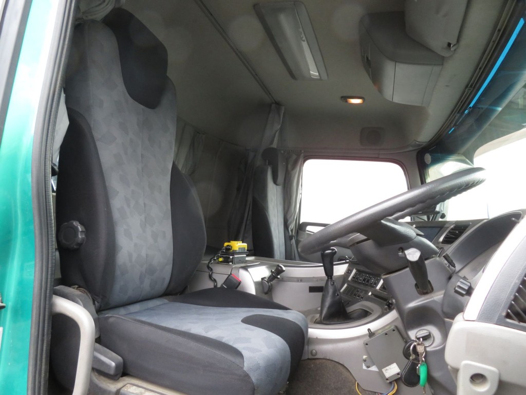 運転席座面にヘタリ・破れがあります。|UDトラックス クオン QKG-CD5YLの写真6