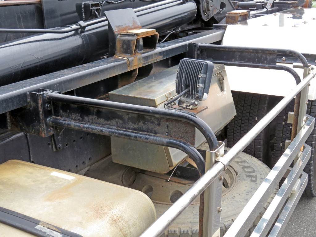 助手席側サイドバンパーステーにサビがあります。|UDトラックス クオン QKG-CD5YLの写真15