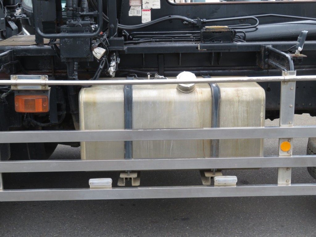 燃料タンクは300Lです。|UDトラックス クオン QKG-CD5YLの写真18