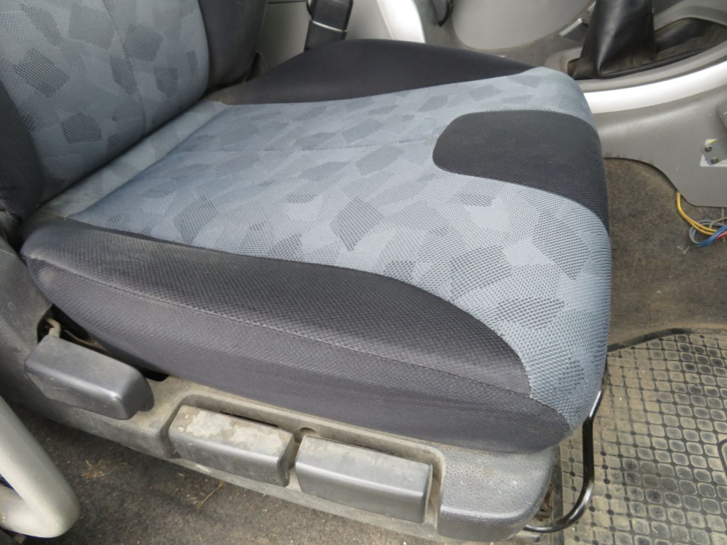 運転席座面の状態です。|UDトラックス クオン QKG-CD5YLの写真30