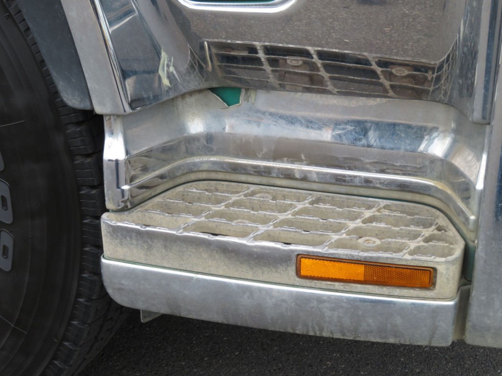 ステップ周りのカバーに割れがあります。|UDトラックス クオン QKG-CD5YLの写真39
