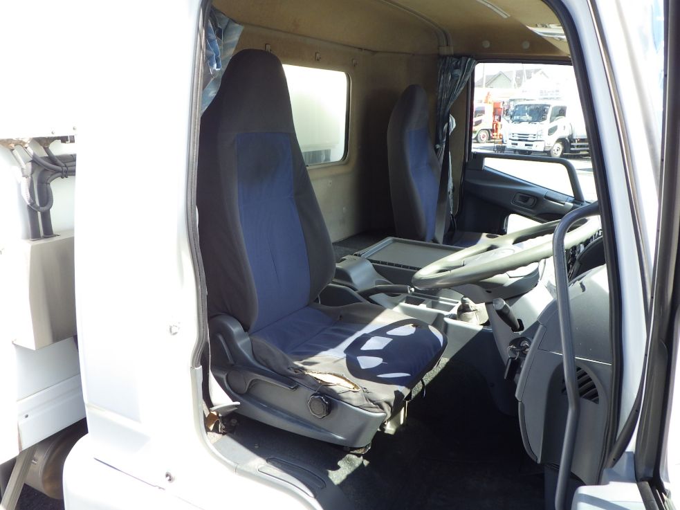 乗車定員は２名です。|三菱 ファイター TKG-FK71F(2WD)の写真6