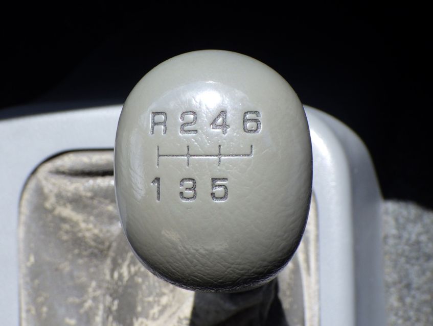 MT６速です。|三菱 ファイター TKG-FK71F(2WD)の写真22