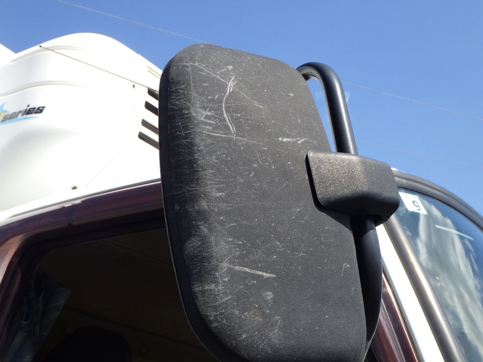 運転席側ミラーにスレがあります。（運転席側にもあります）|三菱 ファイター TKG-FK71F(2WD)の写真29