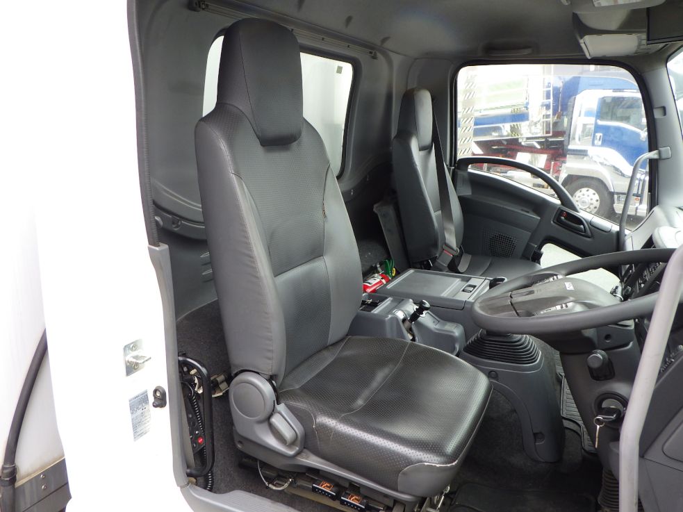乗車定員は2名です。|いすゞ フォワード 2PG-FTR90V2の写真6