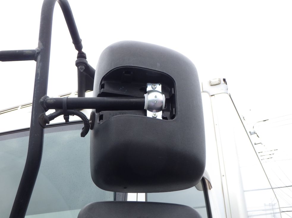 助手席側ミラーカバーが欠損しています。(運転席側にもあります)|いすゞ フォワード 2PG-FTR90V2の写真33