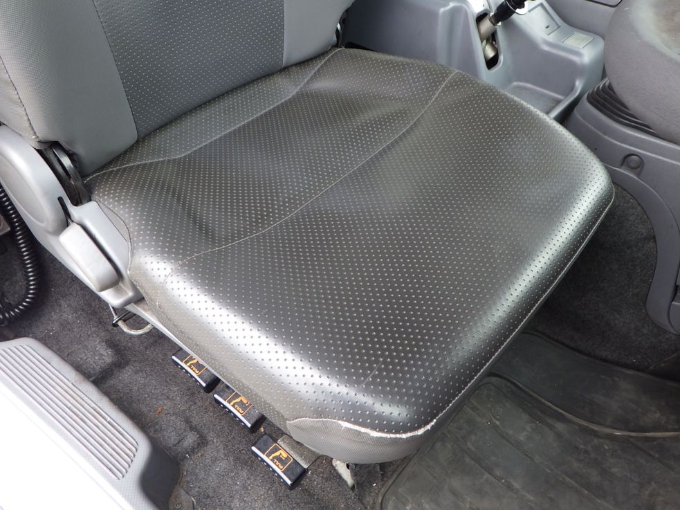 運転席座面にヘタリがあります。|いすゞ フォワード 2PG-FTR90V2の写真40