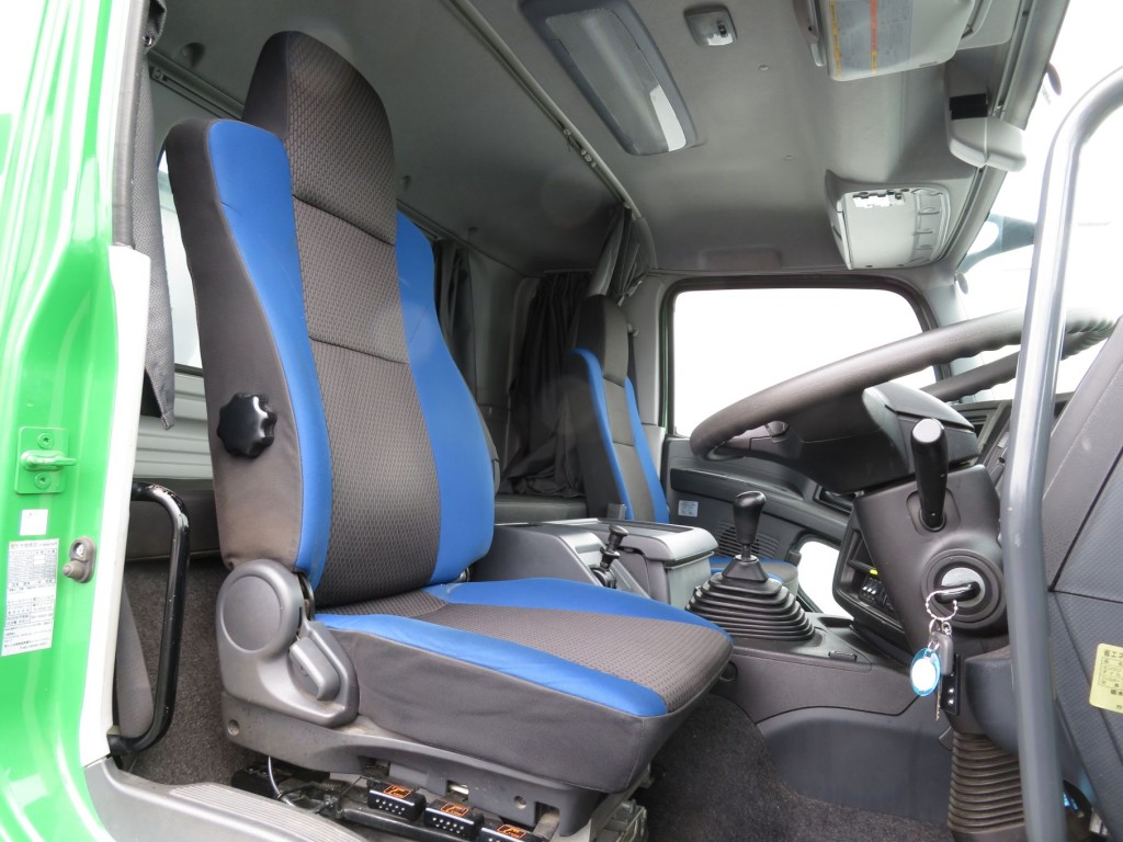 運転席座面にヘタリがあります。|いすゞ ギガ 2PG-CYZ77Cの写真6