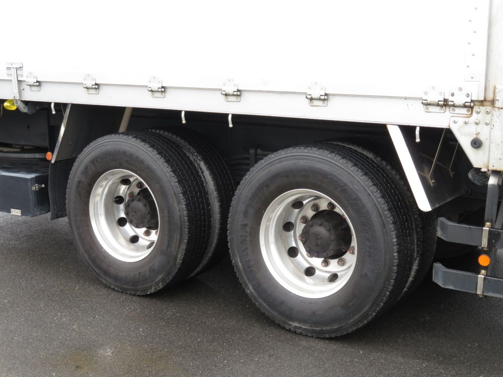 リアフェンダーはステンレス製でホイールはアルミ製です。|いすゞ ギガ 2PG-CYZ77Cの写真10