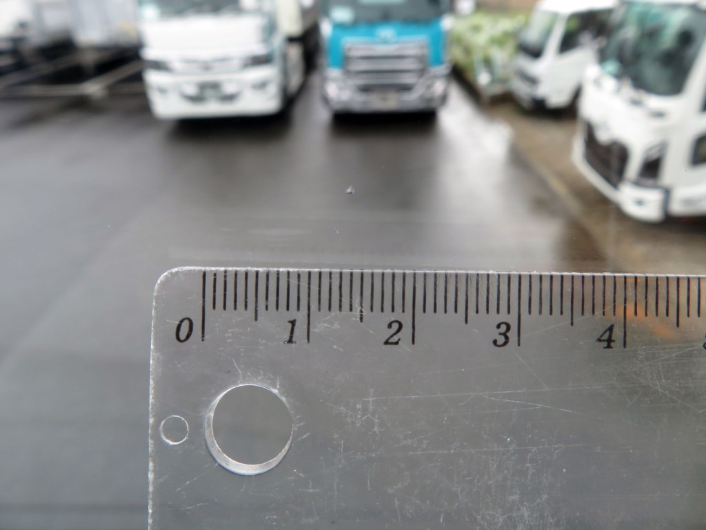 フロントガラス運転席側に小キズがあります。|いすゞ ギガ 2PG-CYZ77Cの写真12