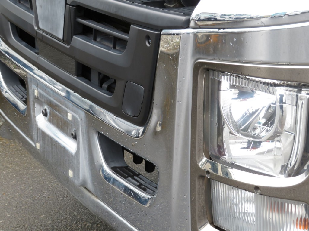 フロントバンパーにヘコミがあります。|いすゞ ギガ 2PG-CYZ77Cの写真13