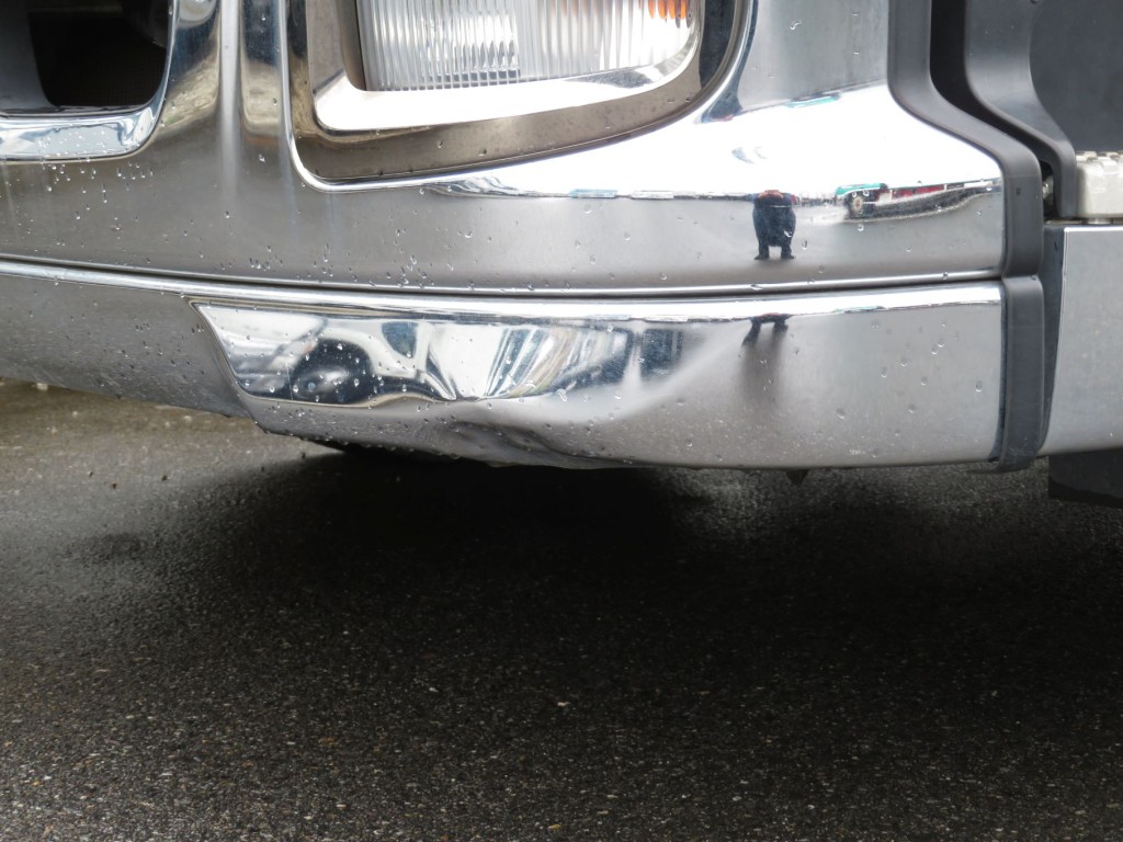 フロントバンパー下部にヘコミがあります。|いすゞ ギガ 2PG-CYZ77Cの写真14