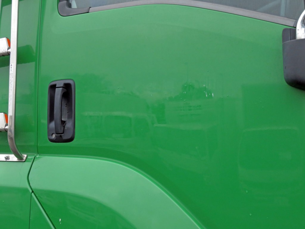 運転席ドアに看板日焼け跡があります。|いすゞ ギガ 2PG-CYZ77Cの写真15
