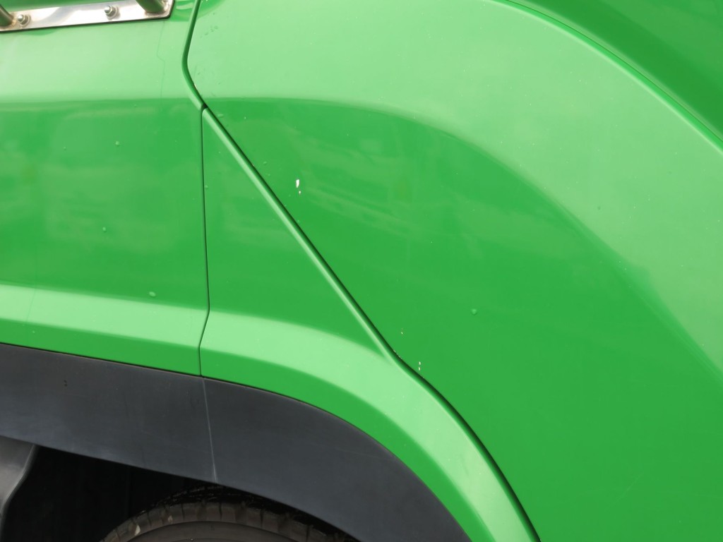 運転席ドアフェンダーにキズがあります。|いすゞ ギガ 2PG-CYZ77Cの写真16