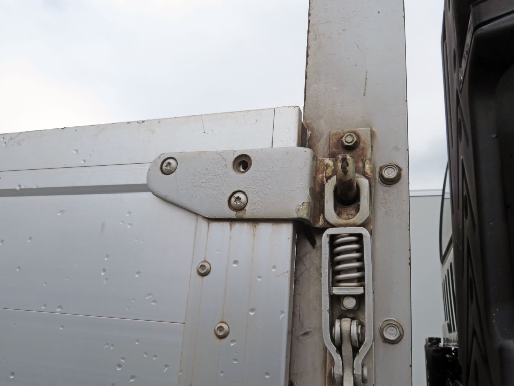 運転席側あおりロック受け部のボルトが一部欠品しています。|いすゞ ギガ 2PG-CYZ77Cの写真17