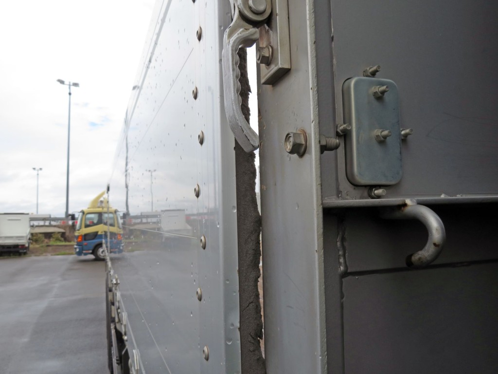 あおり前側の隙間が空いています。|いすゞ ギガ 2PG-CYZ77Cの写真18