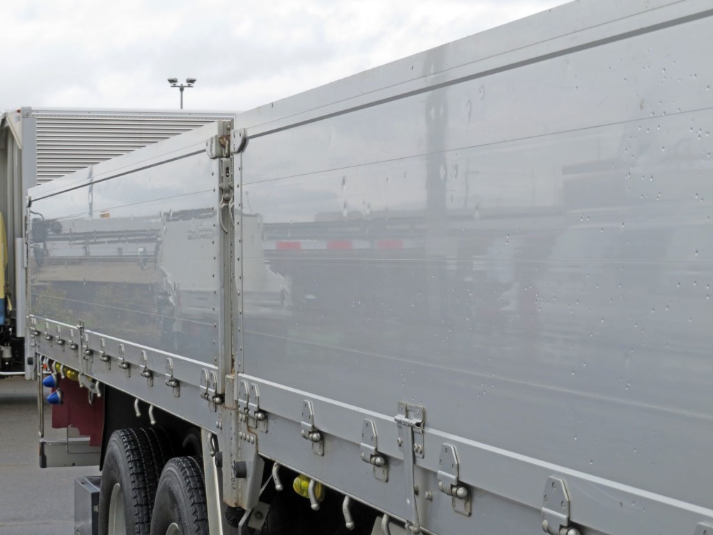 運転駅側あおり各所に細かいヘコミがあります。|いすゞ ギガ 2PG-CYZ77Cの写真19