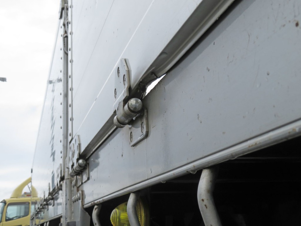 あおり下側に隙間があいています。|いすゞ ギガ 2PG-CYZ77Cの写真20