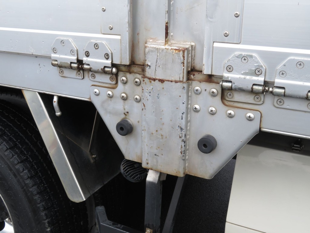 中柱の差し込み部周辺に細かいキズ・サビがあります。|いすゞ ギガ 2PG-CYZ77Cの写真21