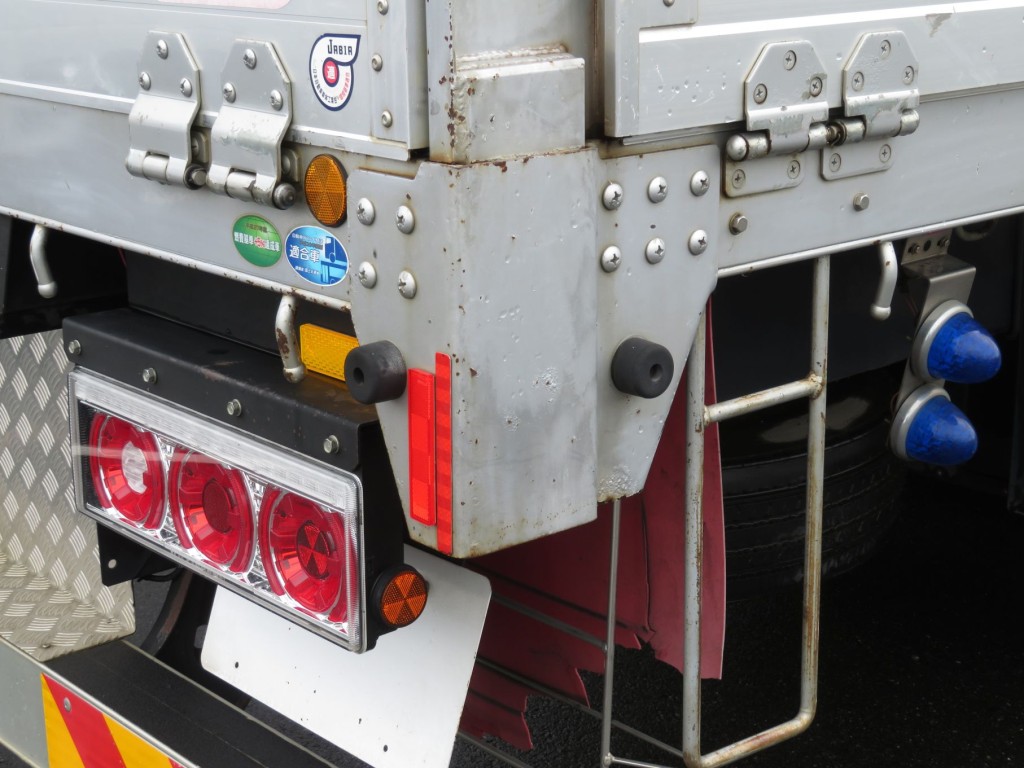 後柱差し込み部にサビがあります。|いすゞ ギガ 2PG-CYZ77Cの写真23