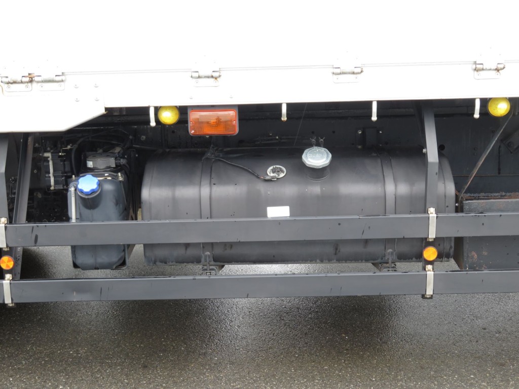 燃料タンクは300Lです。|いすゞ ギガ 2PG-CYZ77Cの写真24