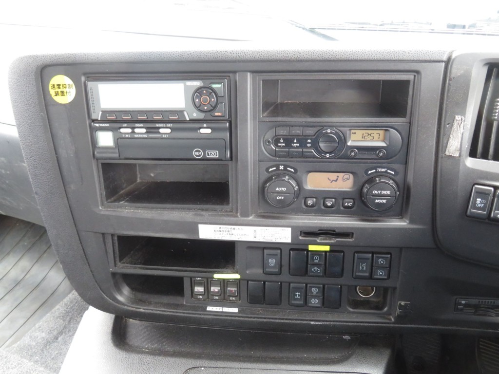 インパネ周りの状態です。|いすゞ ギガ 2PG-CYZ77Cの写真30