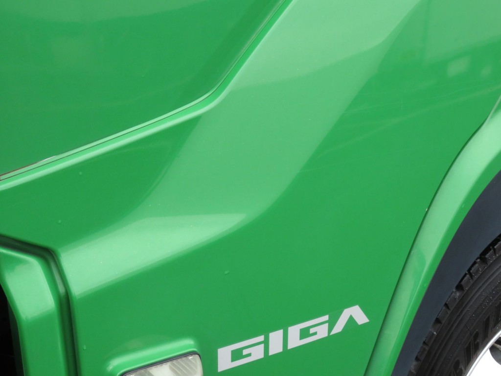 運転席ドアフェンダーに細かい線キズがあります。|いすゞ ギガ 2PG-CYZ77Cの写真32