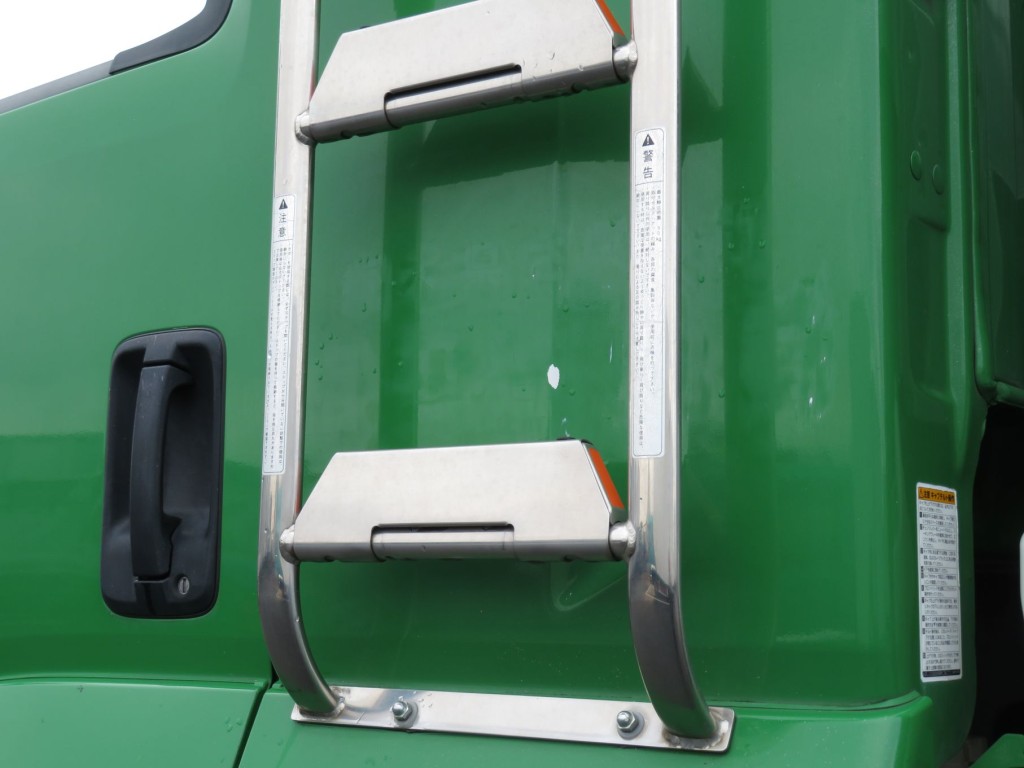 助手席側クォーターパネルに看板剥がし跡があります。|いすゞ ギガ 2PG-CYZ77Cの写真33