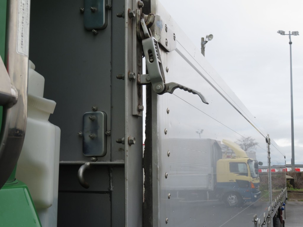 あおり前側の隙間が空いています。|いすゞ ギガ 2PG-CYZ77Cの写真34