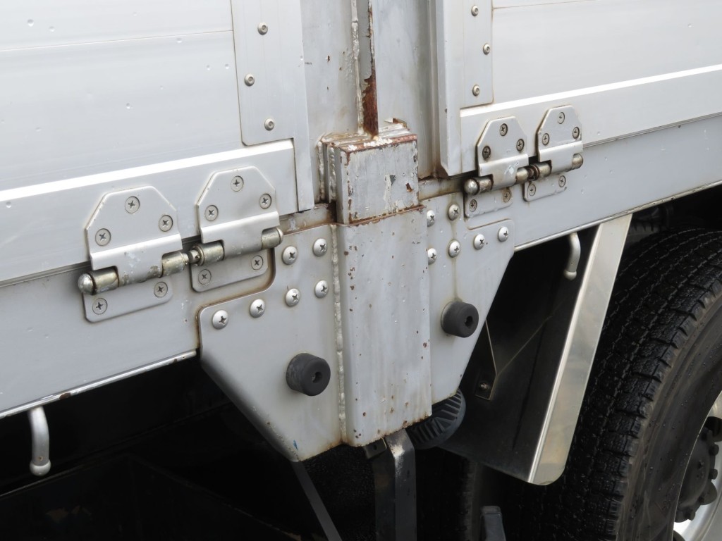 中柱の差し込み部周辺に細かいキズ・サビがあります。|いすゞ ギガ 2PG-CYZ77Cの写真35