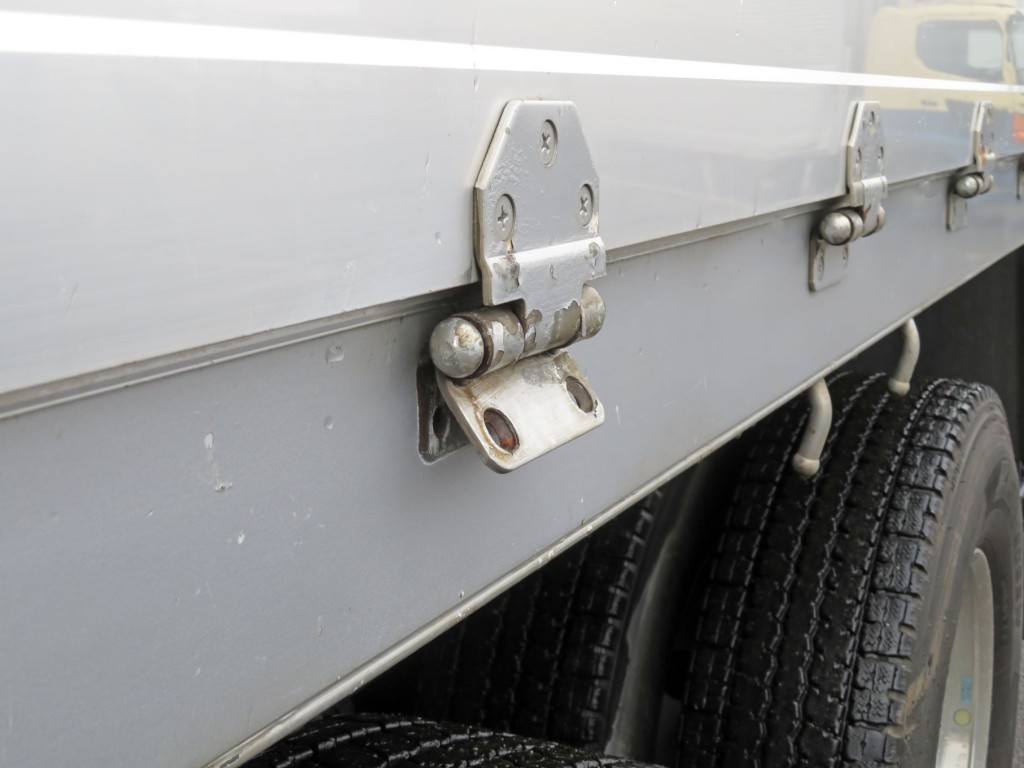 あおり丁番の一部にボルト欠品箇所があります。|いすゞ ギガ 2PG-CYZ77Cの写真36