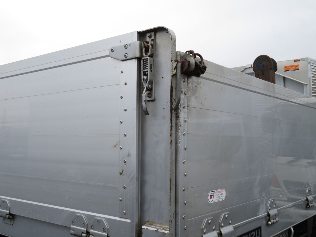 助手席側後柱にサビがあります。|いすゞ ギガ 2PG-CYZ77Cの写真38