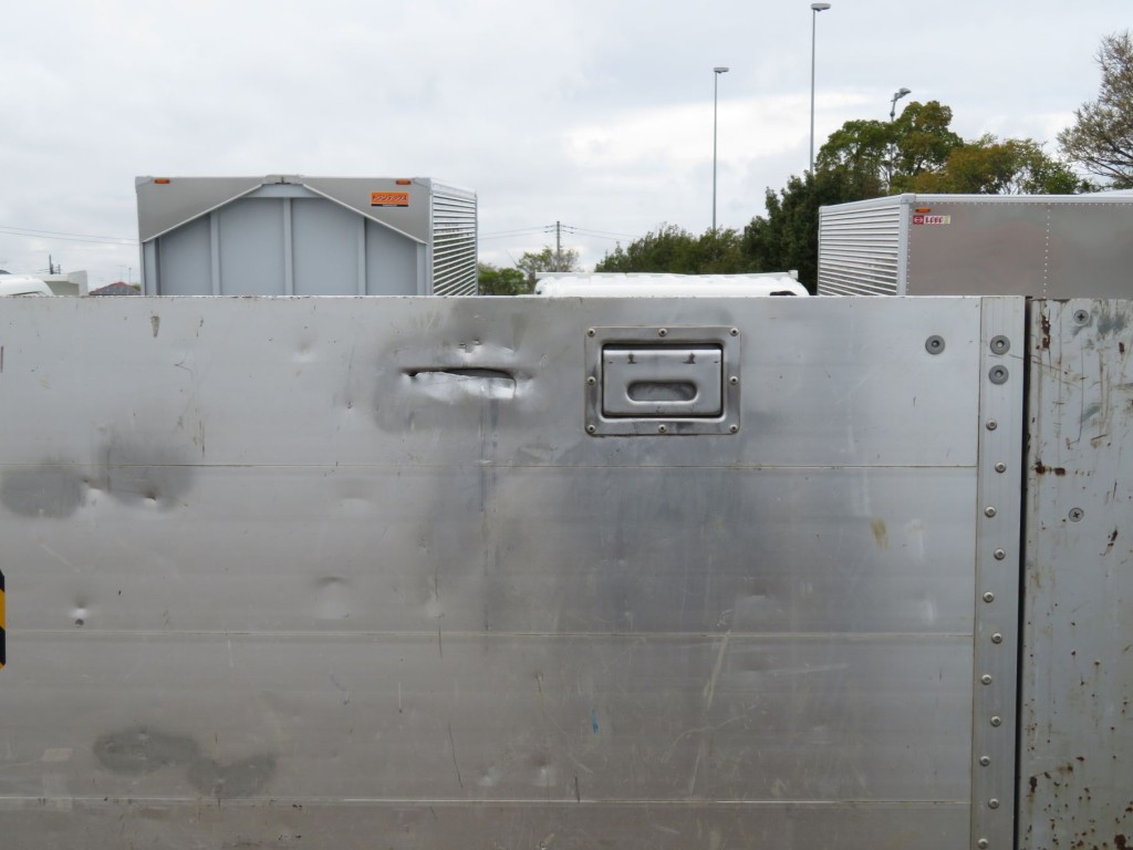 あおり内側に破れがあります。|いすゞ ギガ 2PG-CYZ77Cの写真41