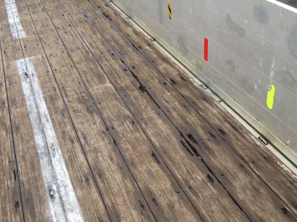 床板に割れがあります。|いすゞ ギガ 2PG-CYZ77Cの写真43