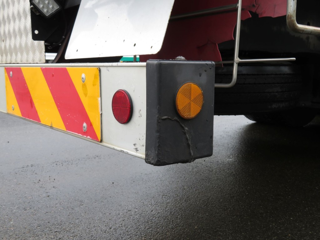 リアバンパー端のキャップに修正跡があります。|いすゞ ギガ 2PG-CYZ77Cの写真46