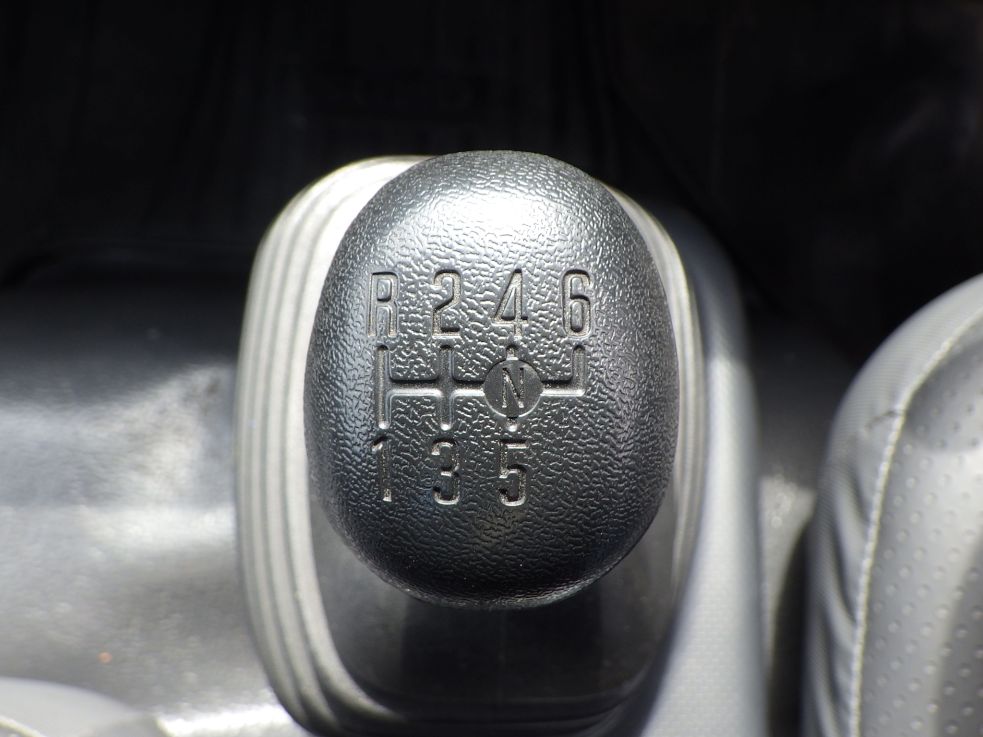 MT６速です。|いすゞ エルフ 2RG-NMR88AN(2WD)の写真20