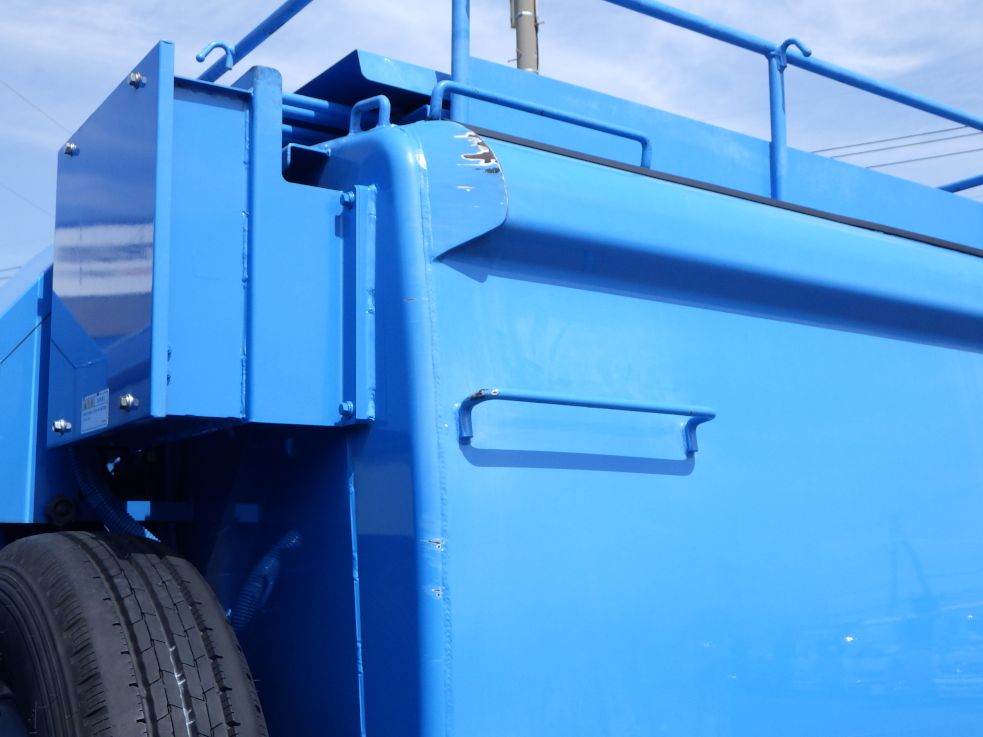 ボディー前方の助手席側にスレがあります。|いすゞ エルフ 2RG-NMR88AN(2WD)の写真28