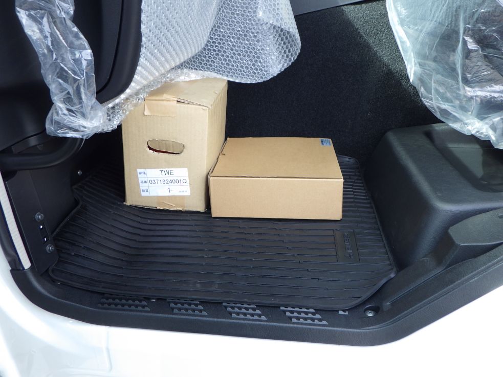 キャブ内に付属品が積んであります。|三菱 スーパーグレート 2RG-FP84VDRの写真18