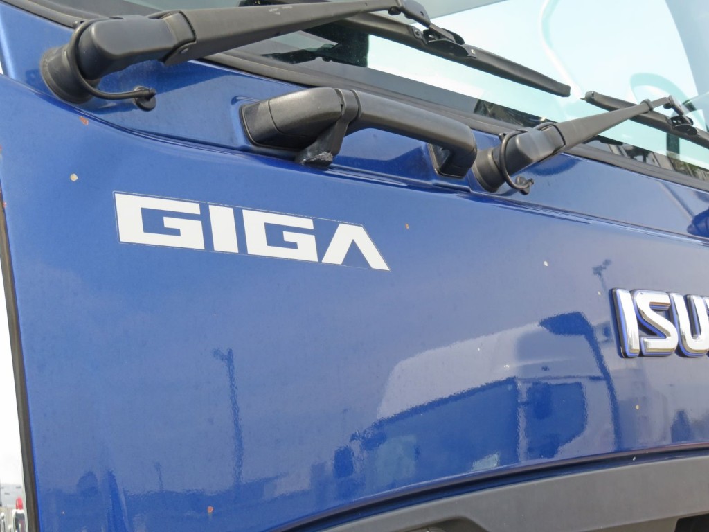 フロントパネルに小さいキズがあります。|いすゞ ギガ QDG-EXZ52BJの写真27