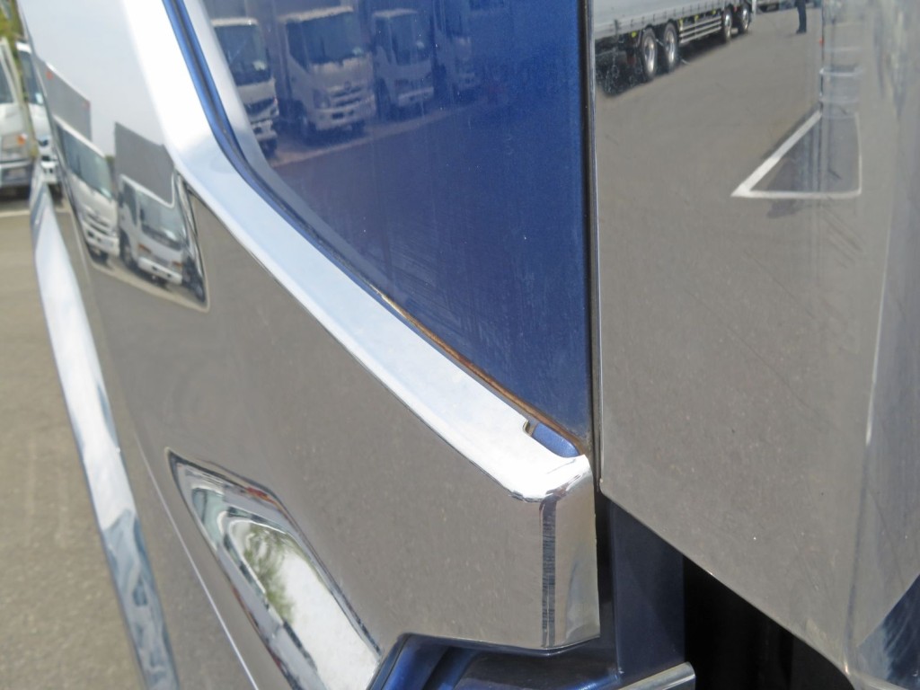 運転席側ドア前方に軽いサビがあります。|いすゞ ギガ QDG-EXZ52BJの写真31