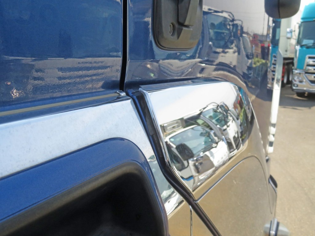 運転席側ドアのパネルに浮きがあります。|いすゞ ギガ QDG-EXZ52BJの写真32