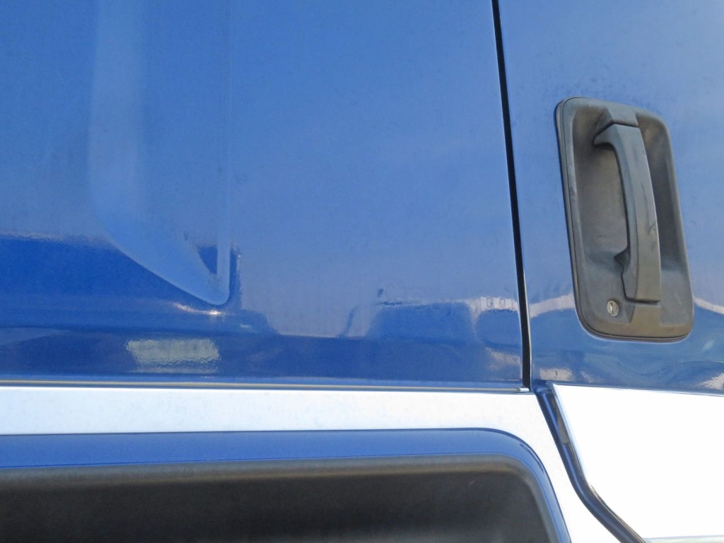 運転席側ドアに軽いスレがあります。|いすゞ ギガ QDG-EXZ52BJの写真33