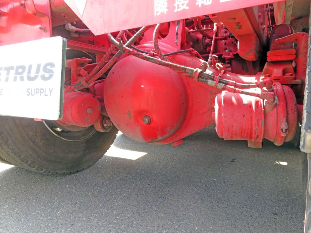 後方下廻りに少しサビがあります。|いすゞ ギガ QDG-EXZ52BJの写真45
