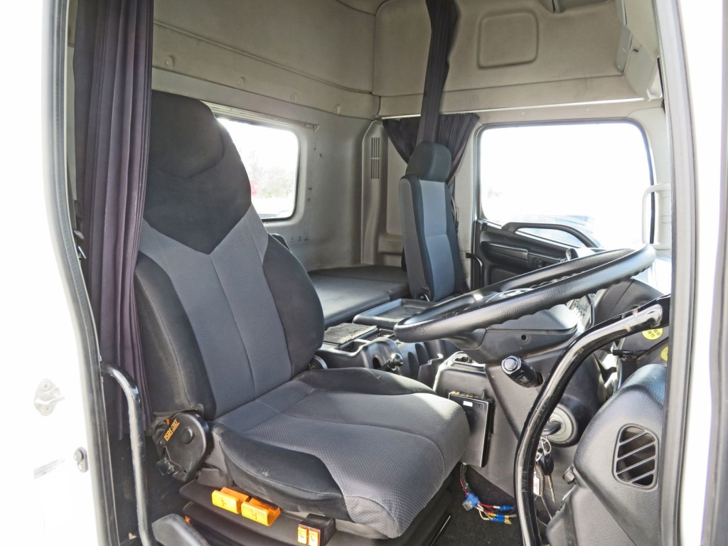 ハイルーフキャビンです。（運転席座面にヘタリ・スレ・色あせがあります）|日野 プロフィア QPG-SH1EDDGの写真6