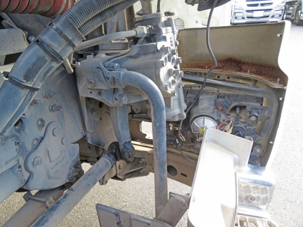 フロントバンパー内側にサビがあります。|日野 プロフィア QPG-SH1EDDGの写真32
