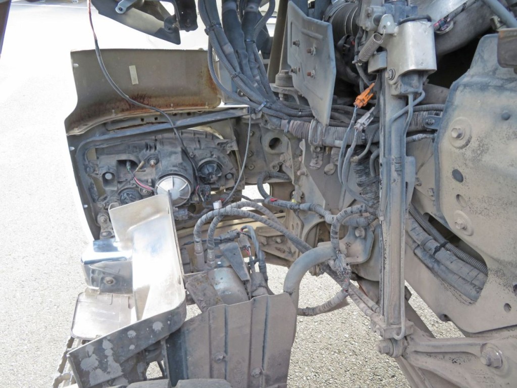 フロントバンパー内側にサビがあります。|日野 プロフィア QPG-SH1EDDGの写真35