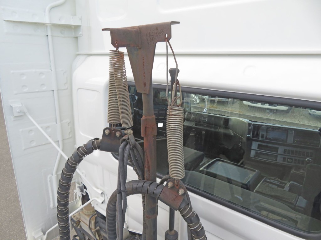 ケーブルハンガーにサビがあります。|日野 プロフィア QPG-SH1EDDGの写真36